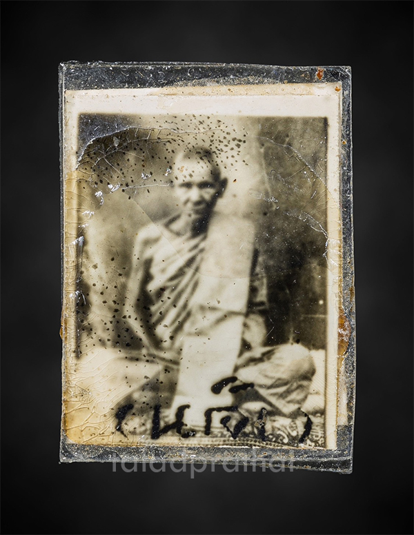 รูปถ่ายเพชรกลับสองหน้า หลวงพ่อเดิม  วัดหนองโพ จ.นครสวรรค์ ปี 2490-2494